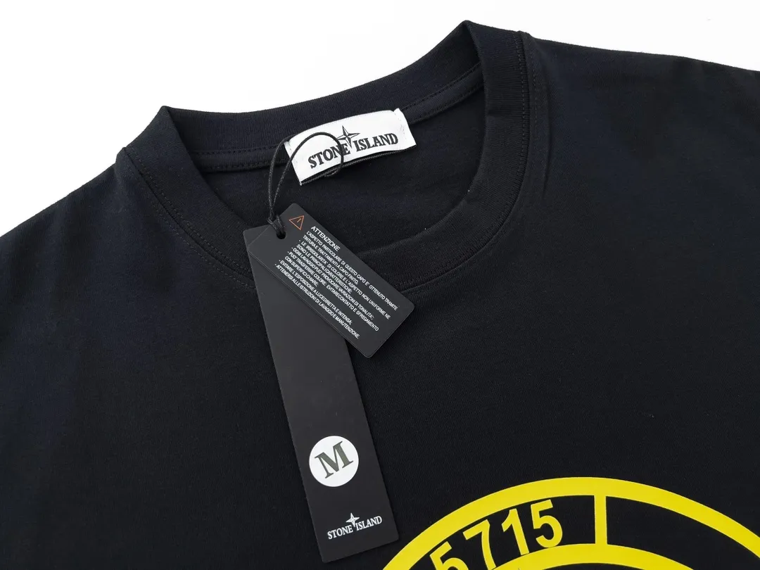 W631#P110💰 [Stone lsland/Stone Island summer new compass 5715 printed pattern short-sleeved T-shirt] ⚠️[Original creation with high control of details] - Made of 260 grams of combed cotton 32 count double yarn, soft and comfortable to the touch, sweat-absorbent and breathable. - Simple basic and versatile style, original quality, the first choice for couples. - Made in a large factory, four needles and five threads on the shoulder, neatly arranged, high quality workmanship. - Same style for men and women. Very versatile, one piece for everyone, details are clearly visible. Color: Black White Size: M L